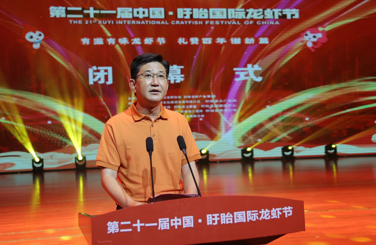 龍蝦節(jié)組委會主任、縣委副書記、縣長孫志標致辭_副本.jpg